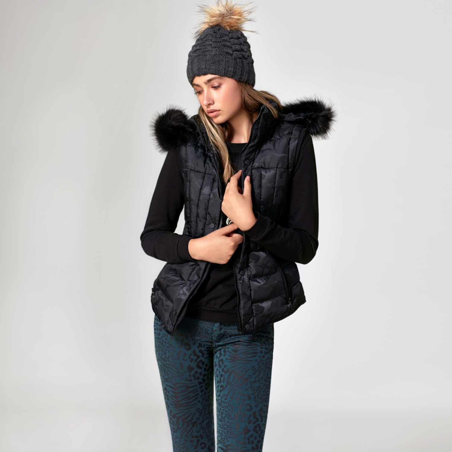 KÜRK DETAYLI KAPİTONE YELEK