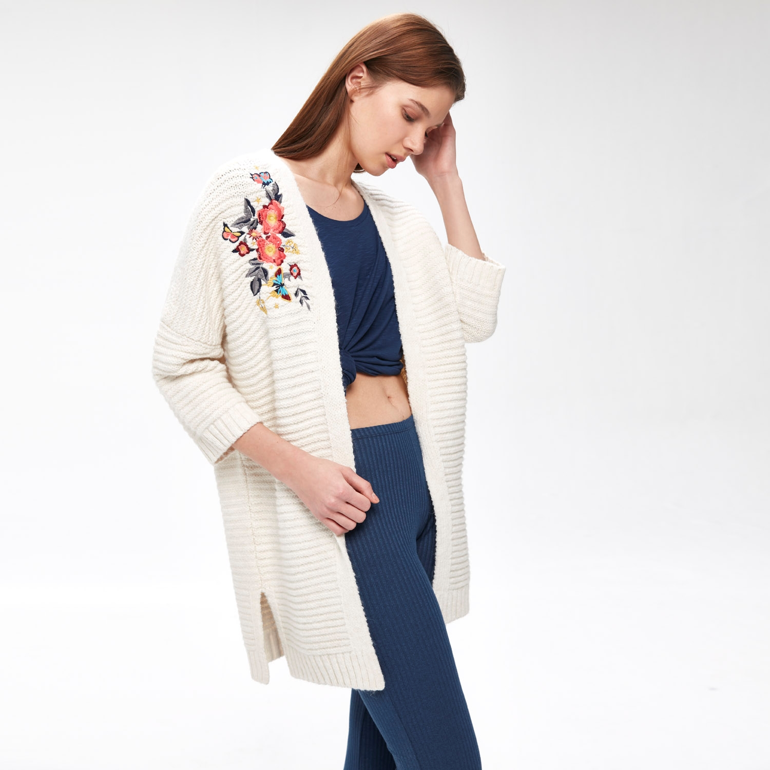 NAKIŞ DETAYLI ÖRGÜ HIRKA