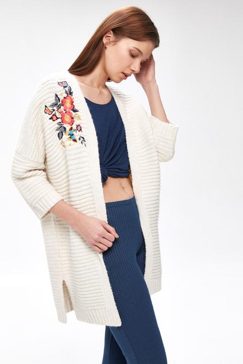  NAKIŞ DETAYLI ÖRGÜ HIRKA