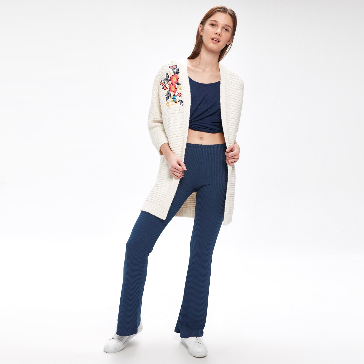 NAKIŞ DETAYLI ÖRGÜ HIRKA