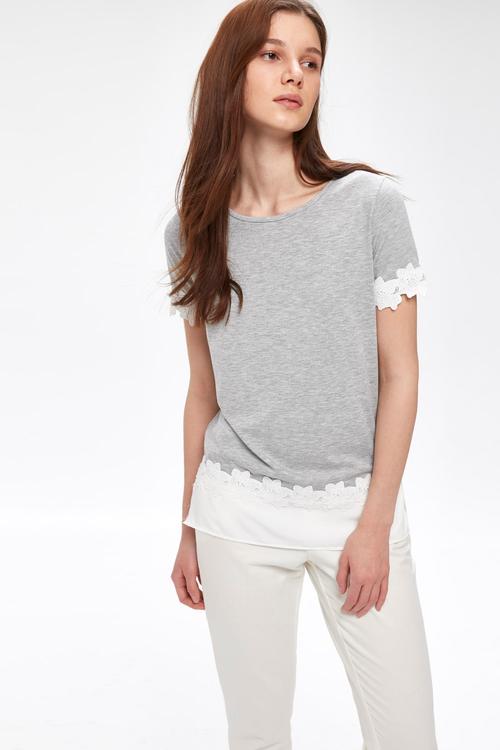  GÜPÜR DETAYLI T-SHIRT