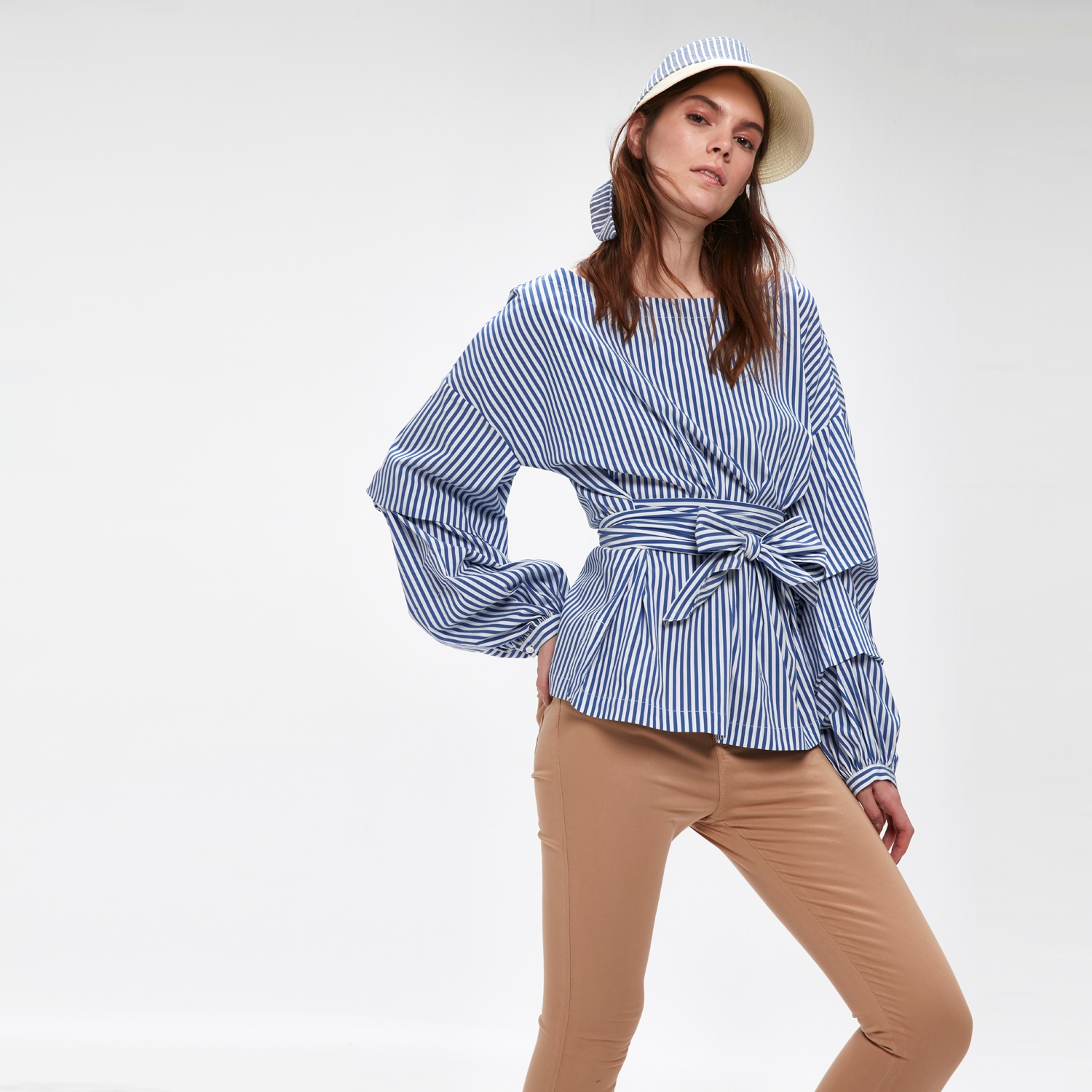 KOLLARI VOLANLI KUŞAKLI BLUZ