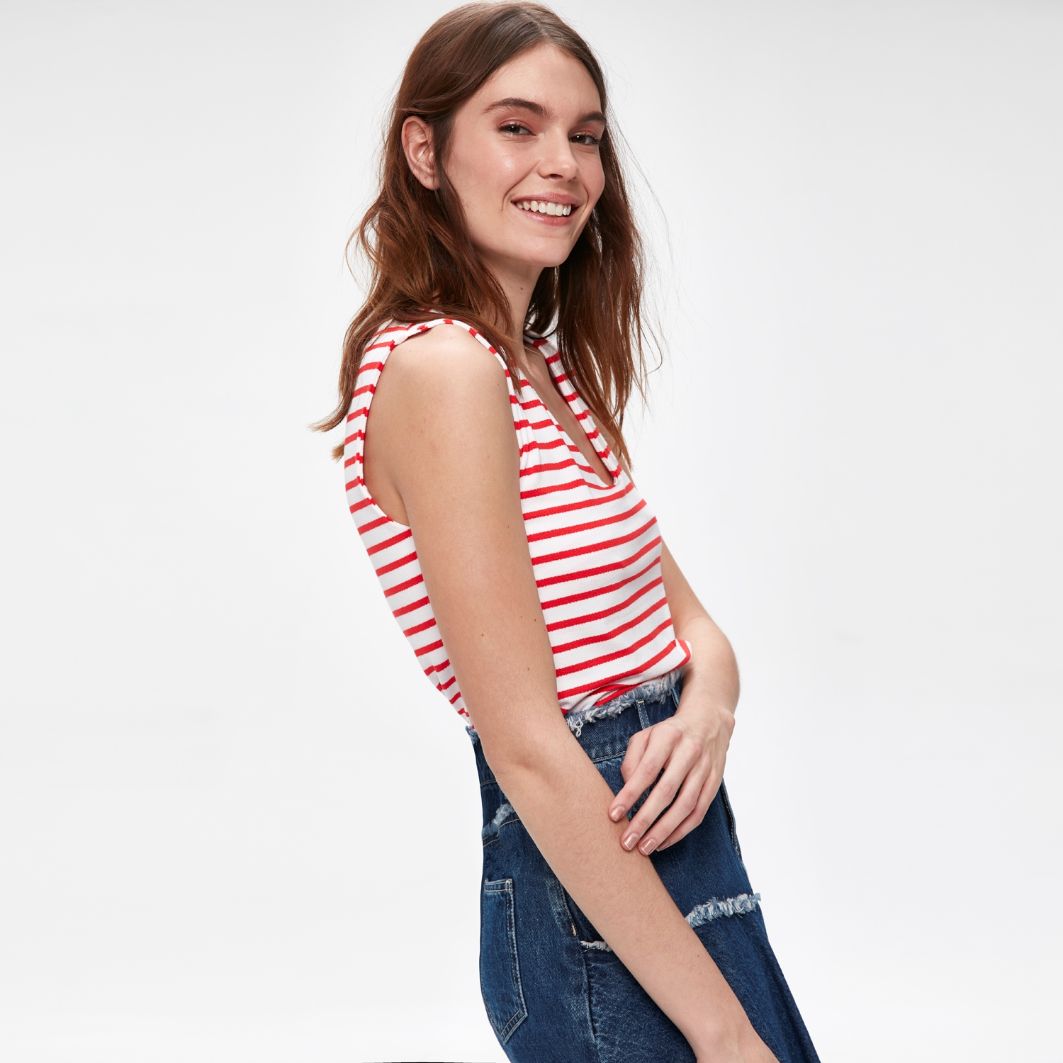 V YAKA ÇİZGİLİ KOLSUZ T-SHIRT