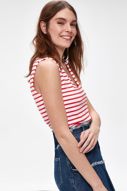  V YAKA ÇİZGİLİ KOLSUZ T-SHIRT