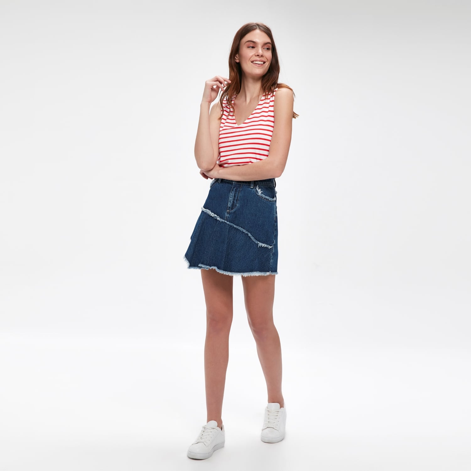 V YAKA ÇİZGİLİ KOLSUZ T-SHIRT