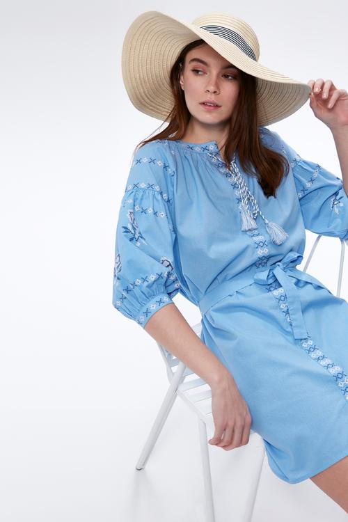  NAKIŞLI PÜSKÜLLÜ ELBİSE