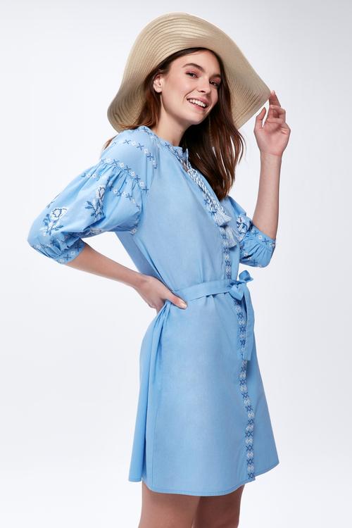  NAKIŞLI PÜSKÜLLÜ ELBİSE