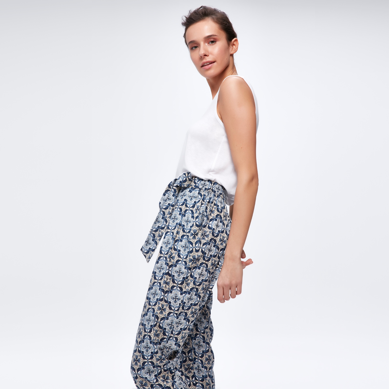 BELİ KUŞAKLI DESENLİ PANTOLON