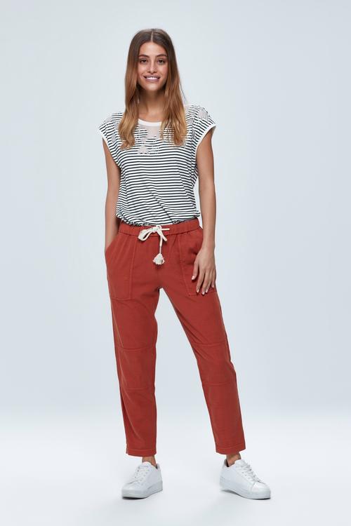  TRANSPARAN DETAYLI NAKIŞLI BİSİKLET YAKA T-SHIRT