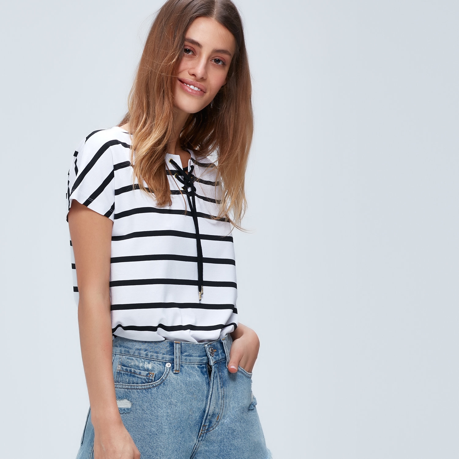 BAĞLAMA YAKALI ÇİZGİLİ KISA KOL T-SHİRT