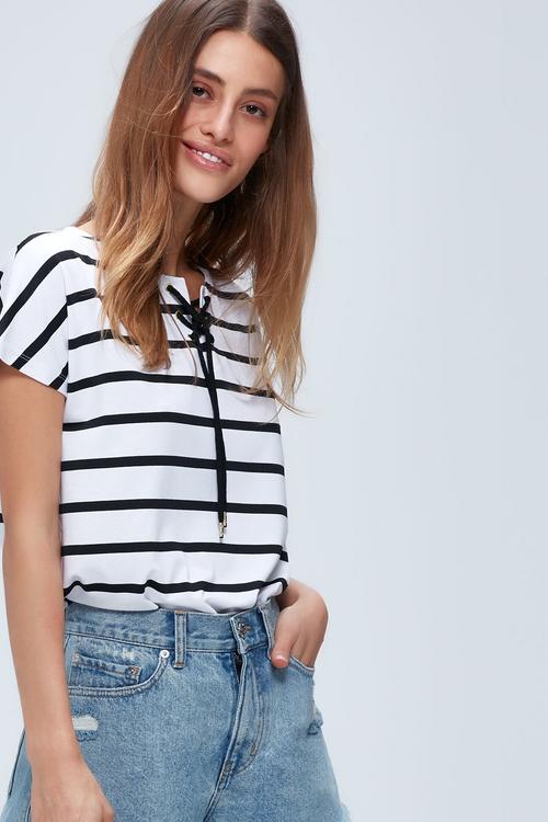  BAĞLAMA YAKALI ÇİZGİLİ KISA KOL T-SHİRT