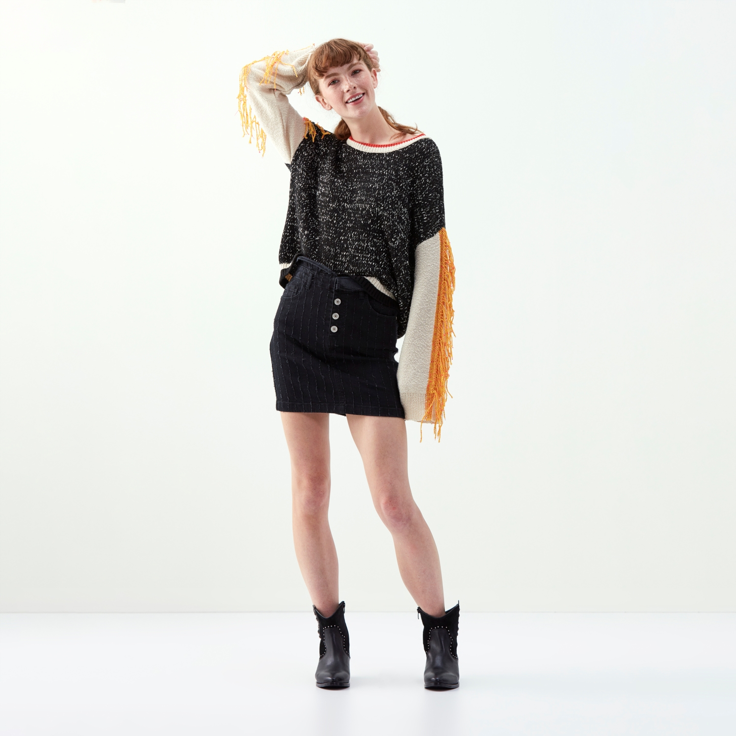 KOLLARI PÜSKÜLLÜ BİSİKLET YAKA TRİKO KAZAK