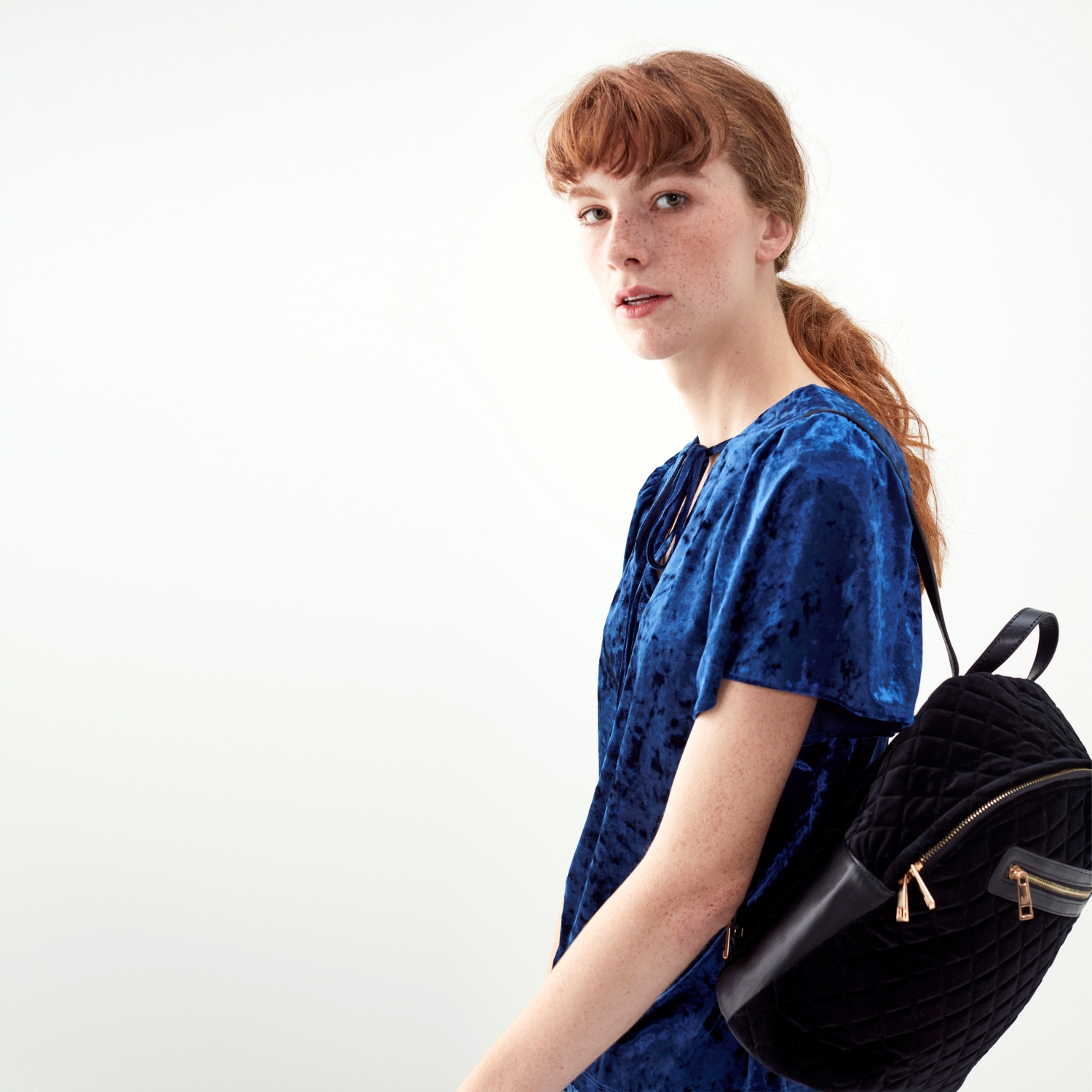 ARKASI BAĞLAMALI KADİFE BLUZ