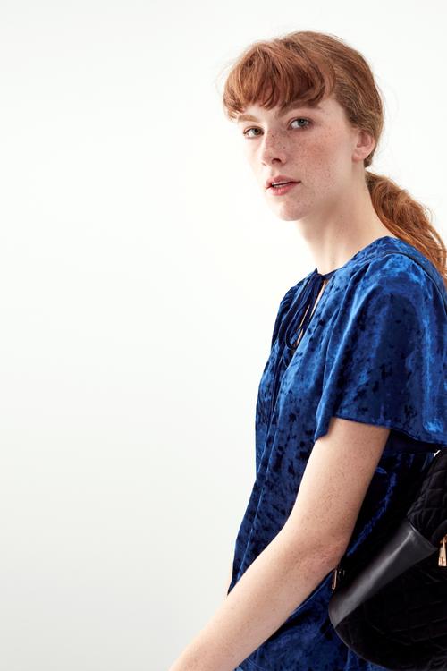  ARKASI BAĞLAMALI KADİFE BLUZ