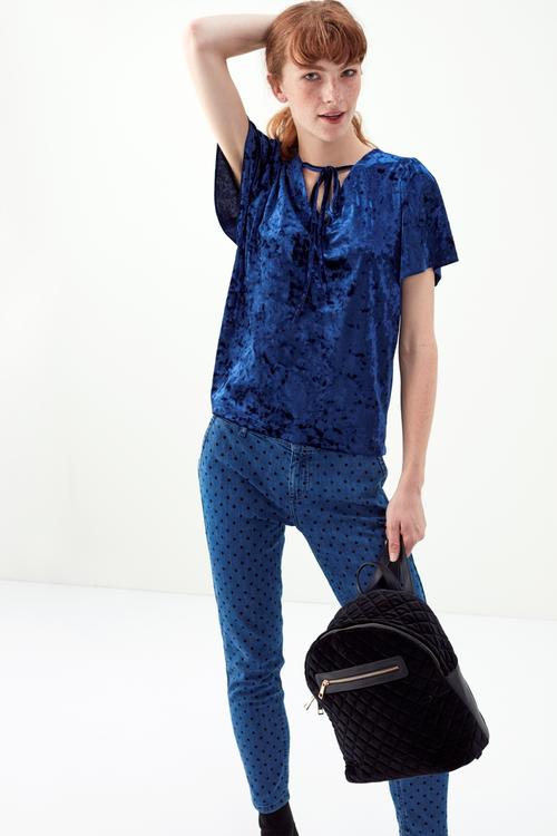  ARKASI BAĞLAMALI KADİFE BLUZ