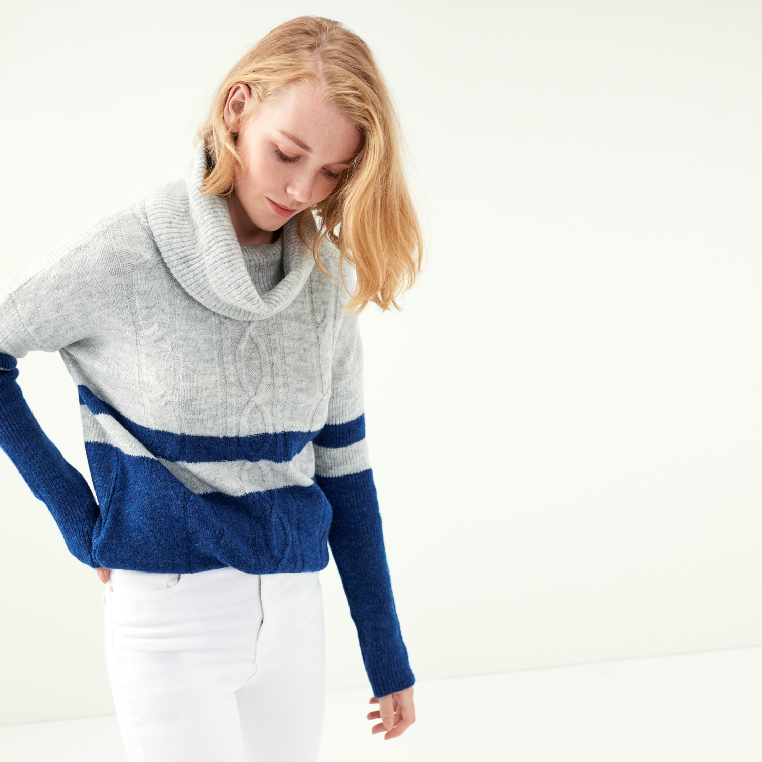 ÖRGÜ DESENLİ DEGAJE YAKA KAZAK