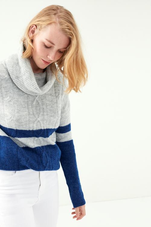  ÖRGÜ DESENLİ DEGAJE YAKA KAZAK