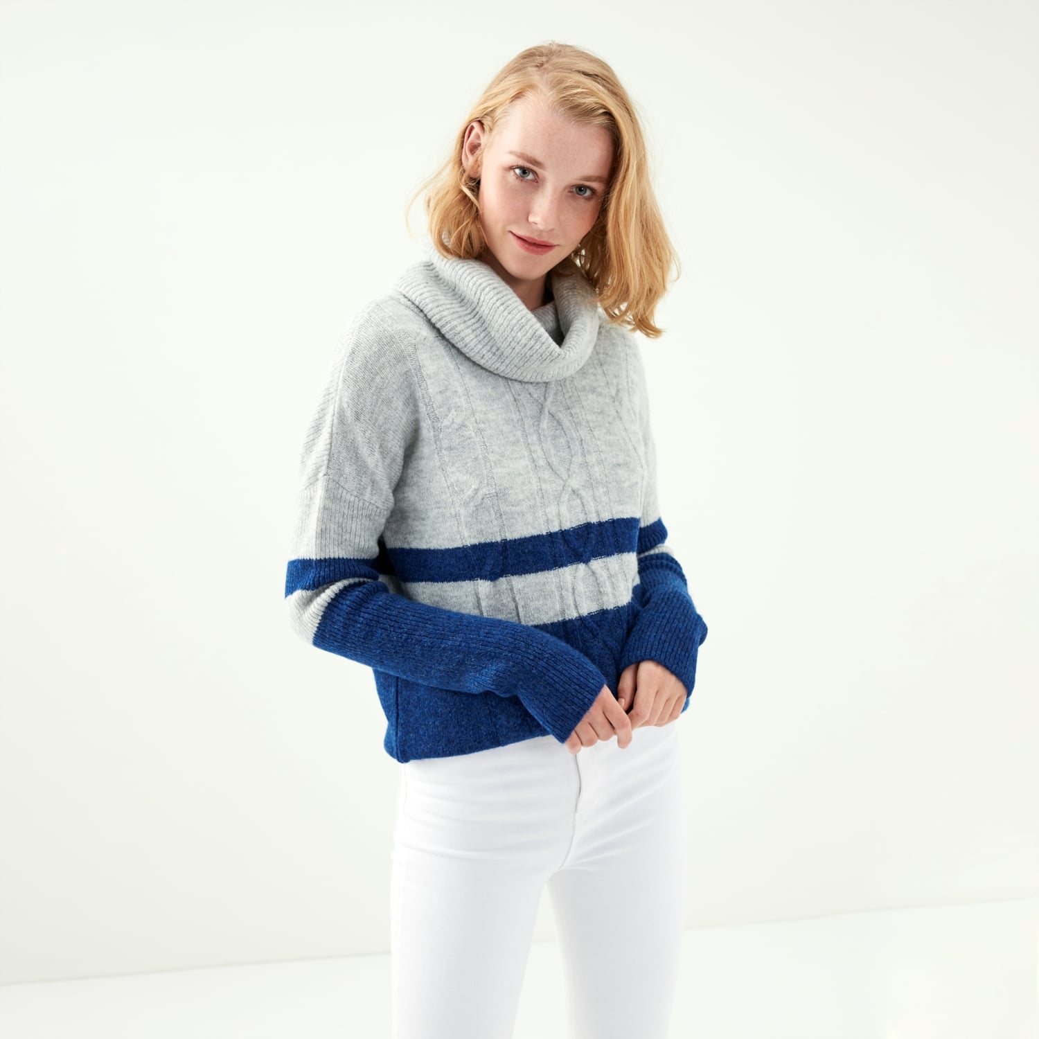 ÖRGÜ DESENLİ DEGAJE YAKA KAZAK