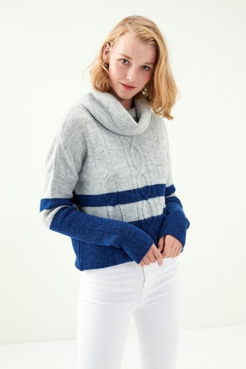  ÖRGÜ DESENLİ DEGAJE YAKA KAZAK