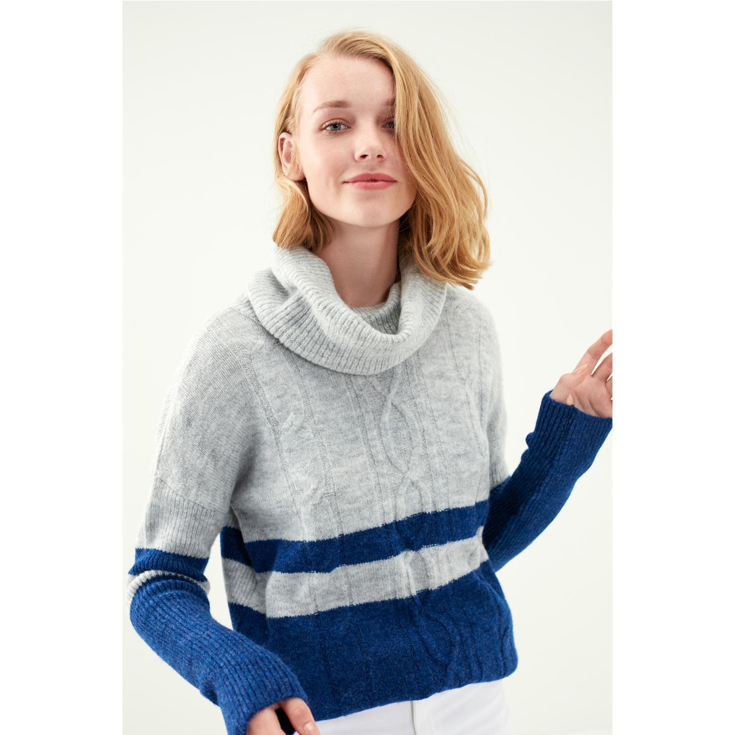 ÖRGÜ DESENLİ DEGAJE YAKA KAZAK