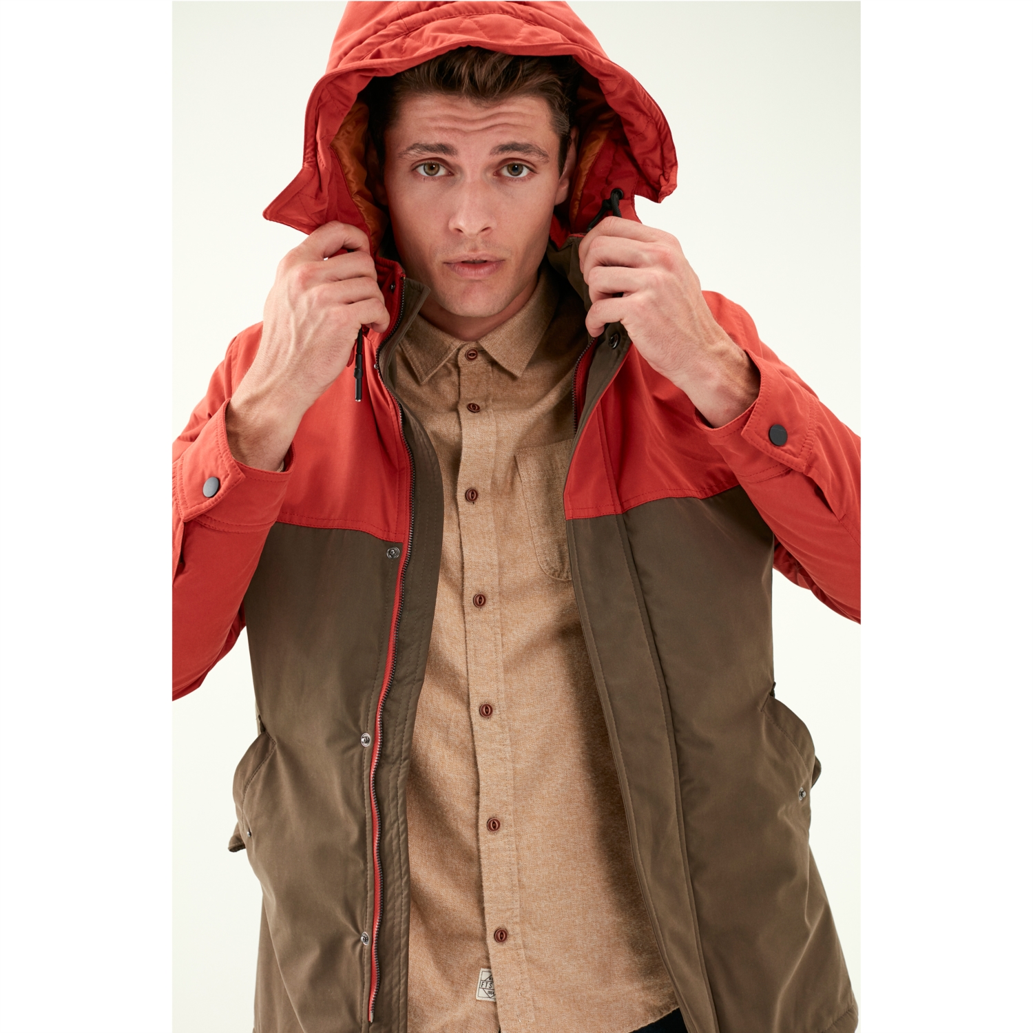 İKİ RENKLİ KAPÜŞONLU UZUN PARKA