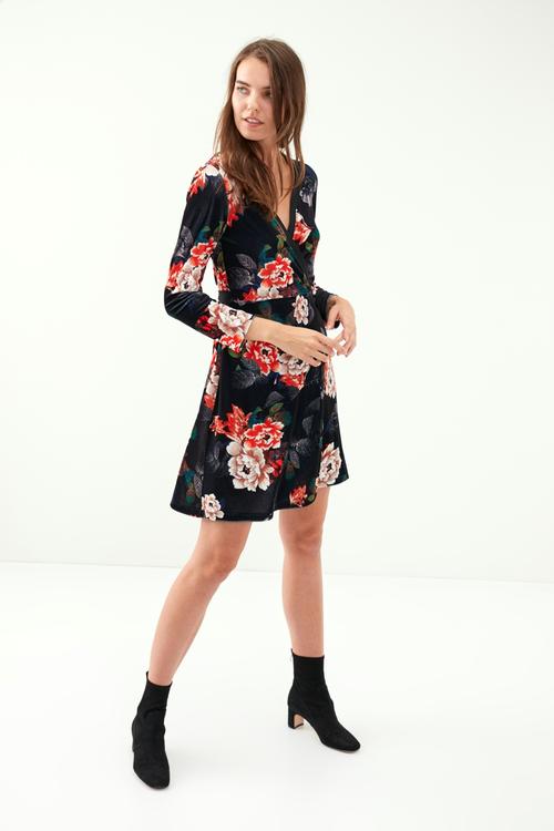  ÇİÇEK DESENLİ KADİFE ELBİSE