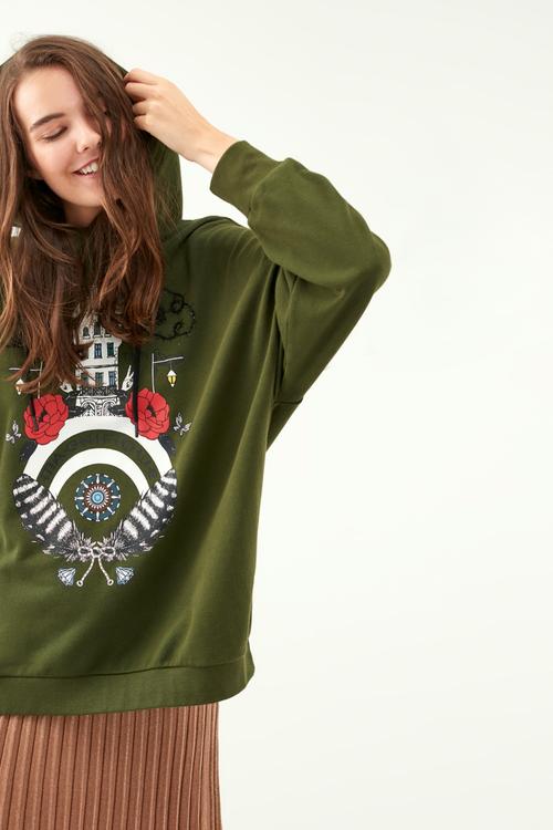  BASKILI KAPÜŞONLU ÖRME SWEATSHIRT
