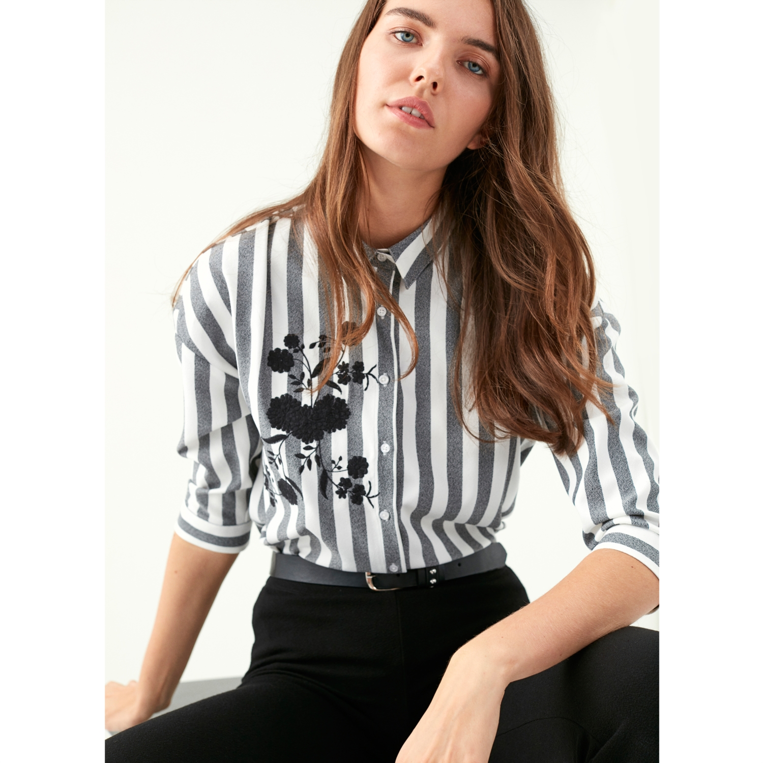 ÇİÇEK İŞLEMELİ ÇİZGİLİ CASUAL GÖMLEK