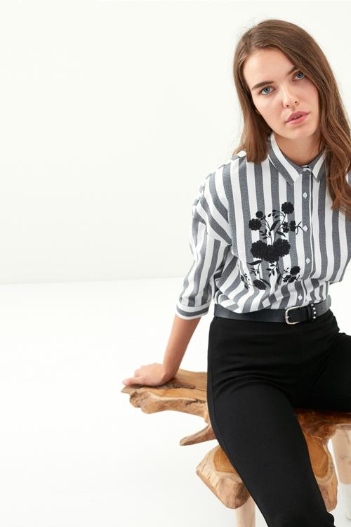  ÇİÇEK İŞLEMELİ ÇİZGİLİ CASUAL GÖMLEK