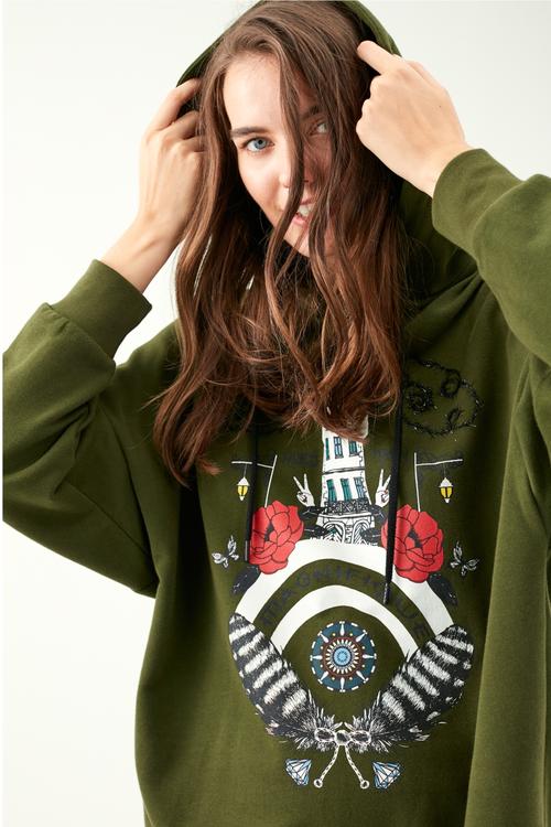  BASKILI KAPÜŞONLU ÖRME SWEATSHIRT