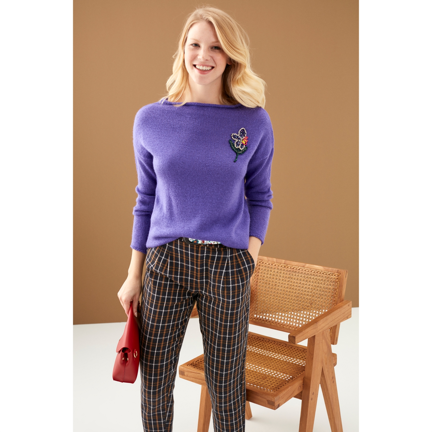 TAŞ İŞLEMELİ AÇIK YAKA KAZAK