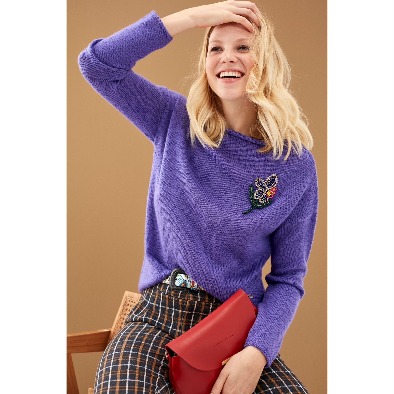 TAŞ İŞLEMELİ AÇIK YAKA KAZAK