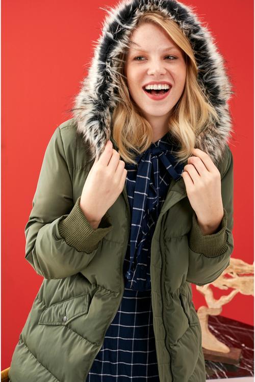  KÜRK DETAYLI KAPÜŞONLU ŞİŞME MONT