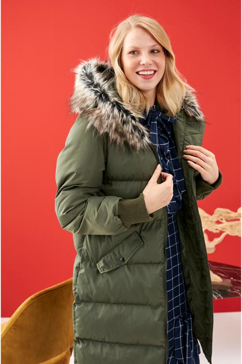  KÜRK DETAYLI KAPÜŞONLU ŞİŞME MONT