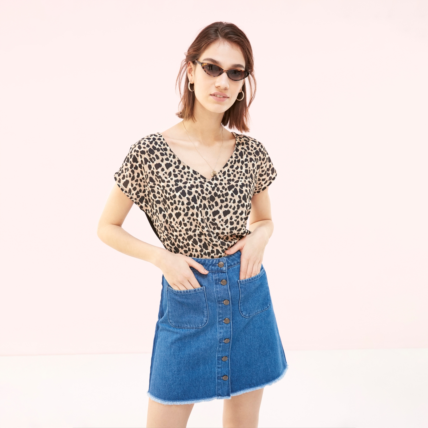 LEOPAR DESENLİ V YAKA T-SHIRT