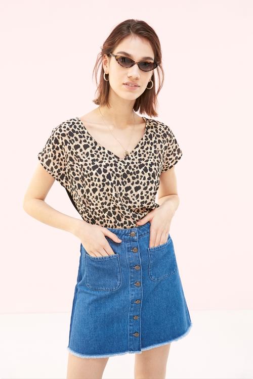  LEOPAR DESENLİ V YAKA T-SHIRT