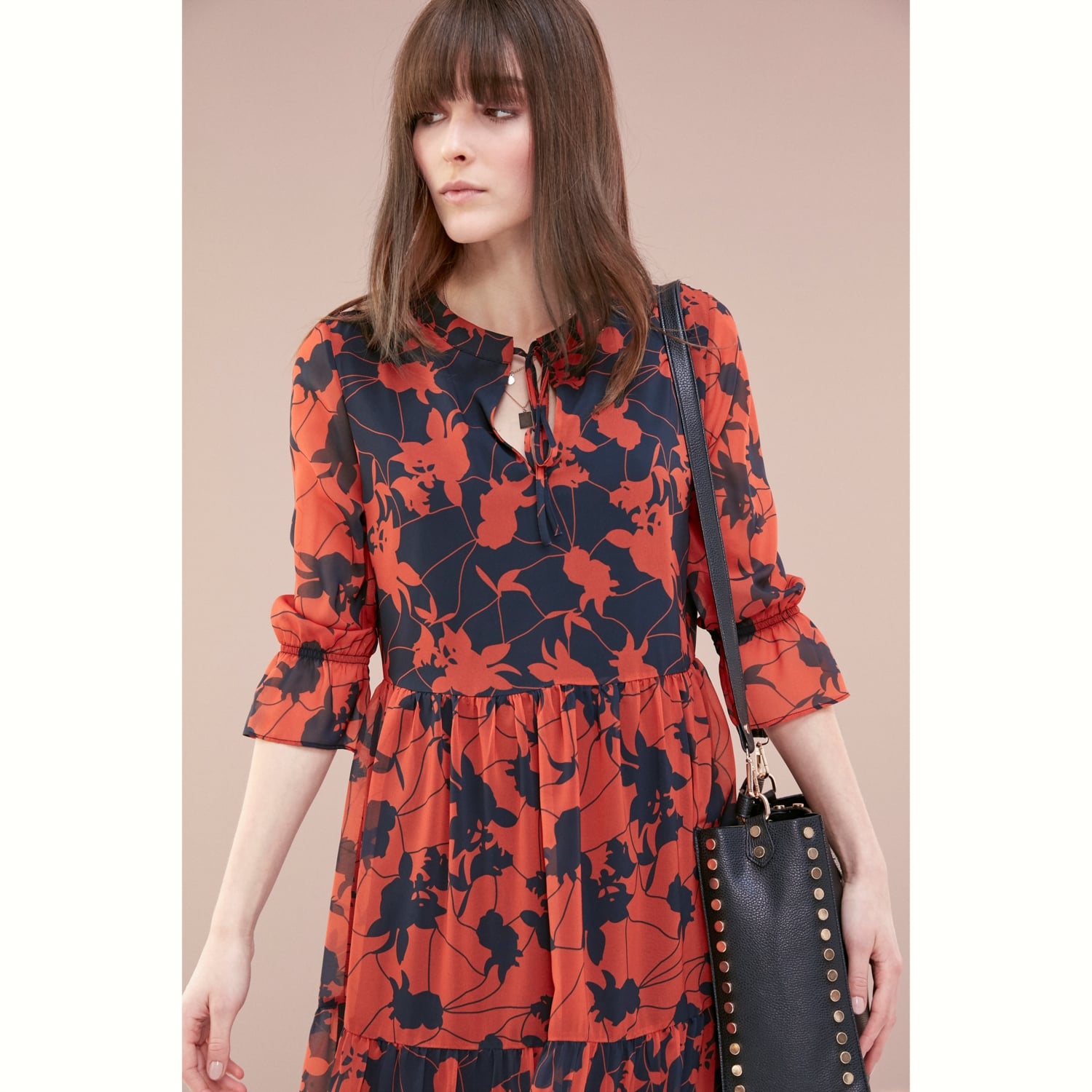 ÇİÇEKLİ MİDİ BOY ELBİSE