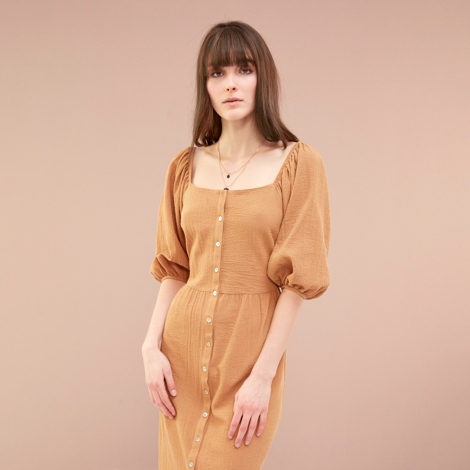 KAYIK YAKA DÜĞMELİ MİDİ BOY ELBİSE