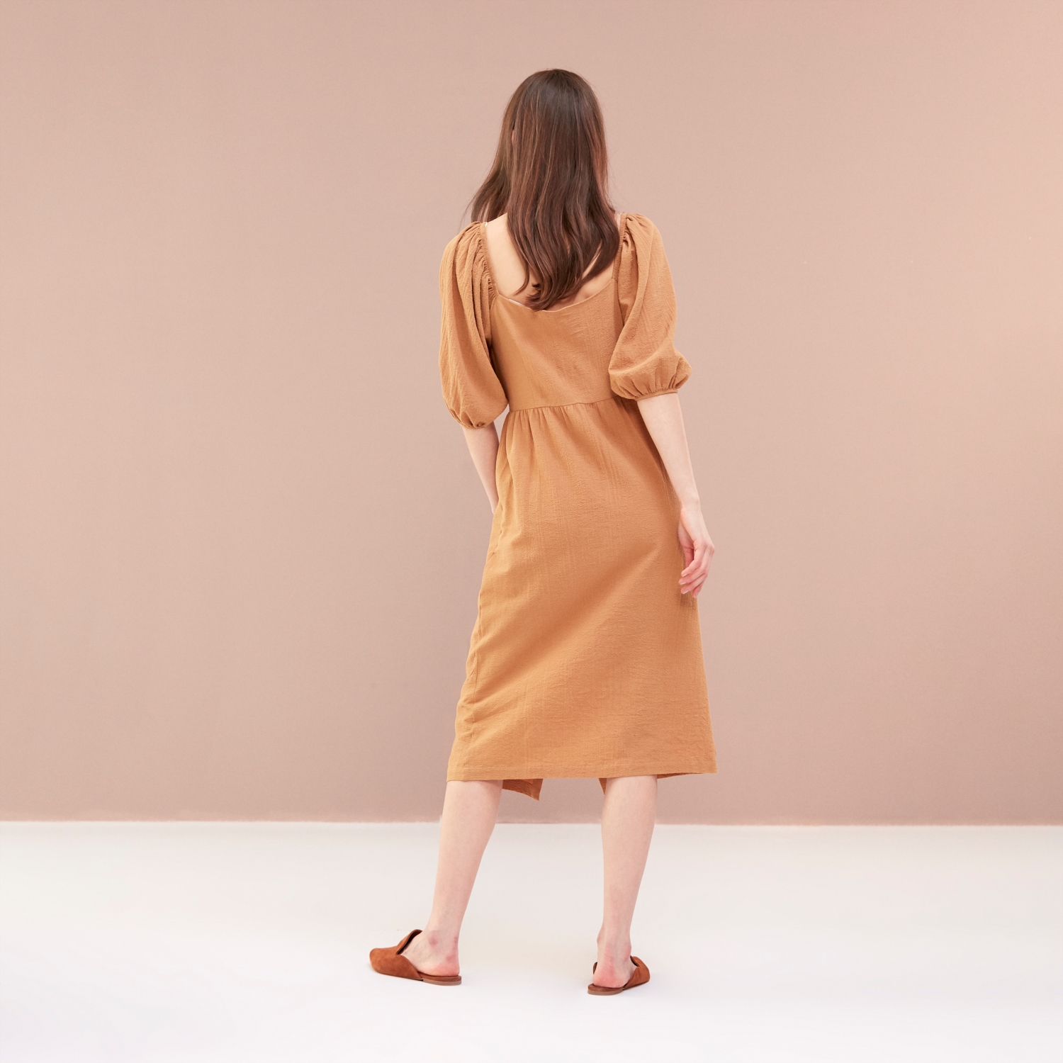 KAYIK YAKA DÜĞMELİ MİDİ BOY ELBİSE