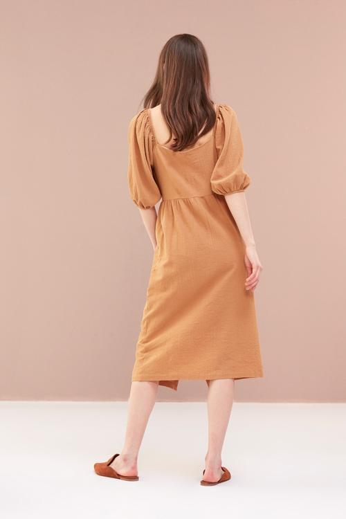  KAYIK YAKA DÜĞMELİ MİDİ BOY ELBİSE