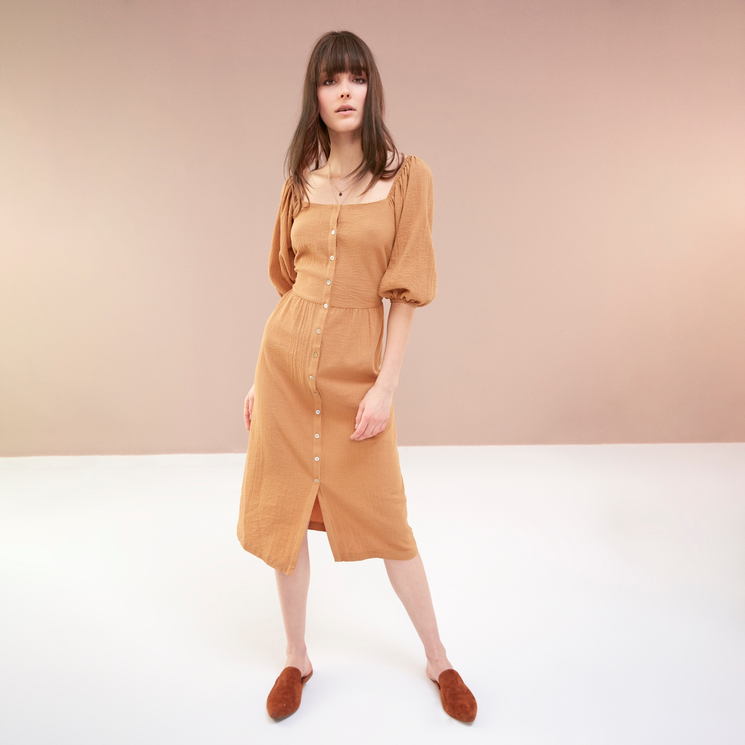 KAYIK YAKA DÜĞMELİ MİDİ BOY ELBİSE