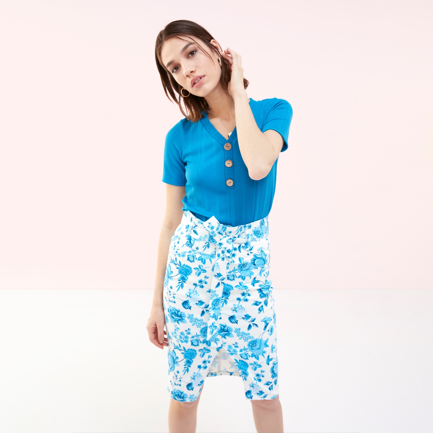 DÜĞME DETAYLI V YAKA KISA KOL T-SHIRT