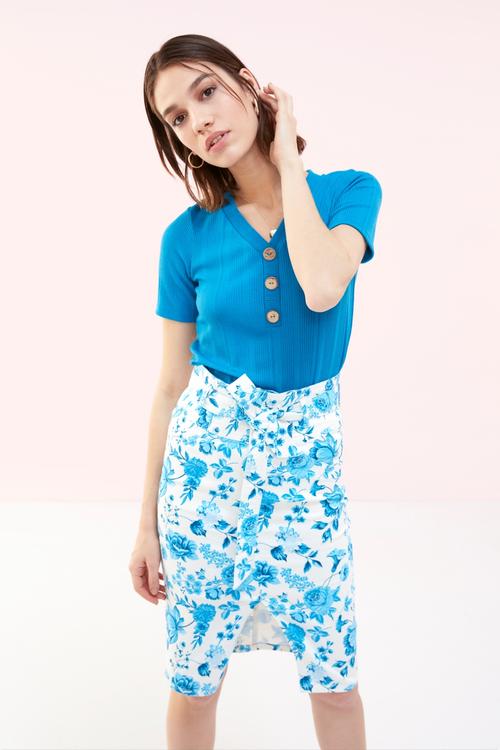  DÜĞME DETAYLI V YAKA KISA KOL T-SHIRT