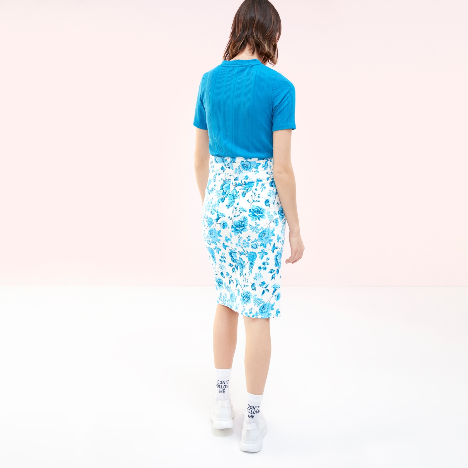 DÜĞME DETAYLI V YAKA KISA KOL T-SHIRT