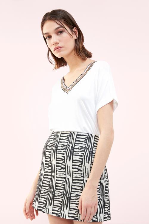  YAKASI ŞERİTLİ KISA KOLLU T-SHIRT