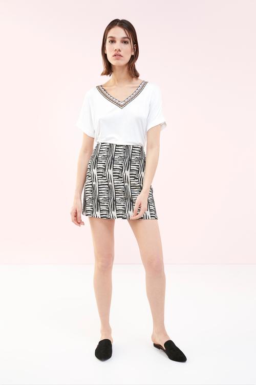  YAKASI ŞERİTLİ KISA KOLLU T-SHIRT