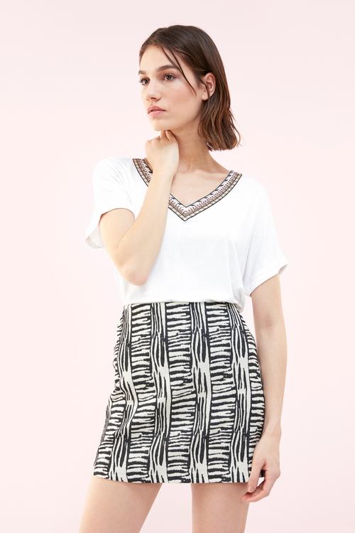  YAKASI ŞERİTLİ KISA KOLLU T-SHIRT