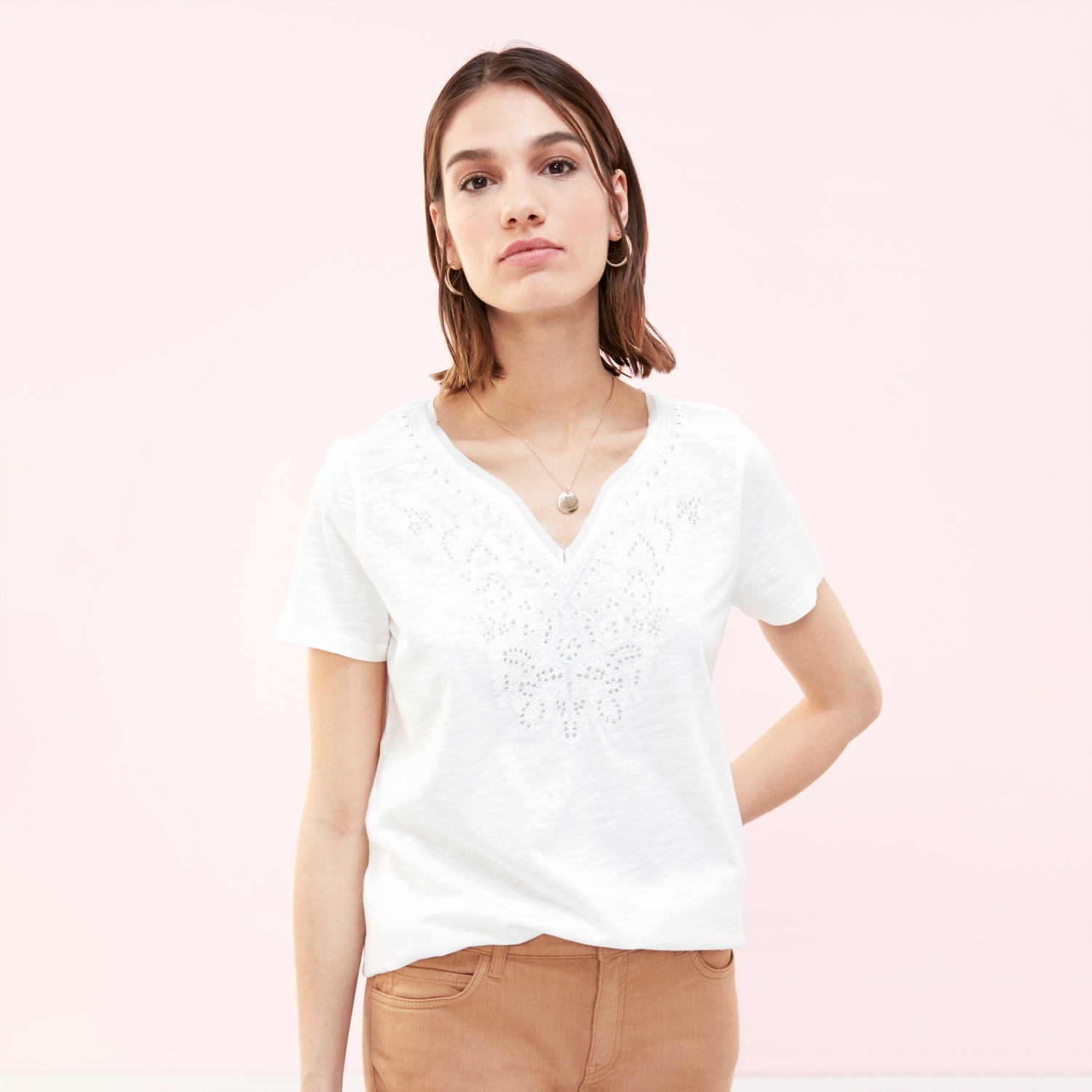 NAKIŞ İŞLEMELİ V YAKA T-SHIRT