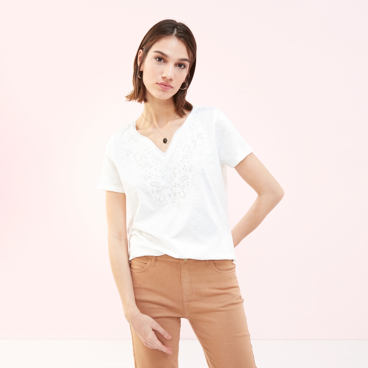 NAKIŞ İŞLEMELİ V YAKA T-SHIRT