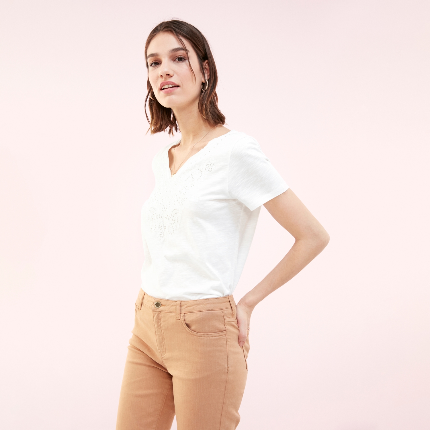 NAKIŞ İŞLEMELİ V YAKA T-SHIRT